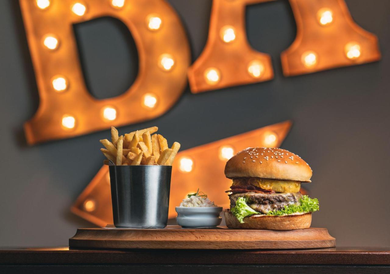 City Centre Rotana דוחה מראה חיצוני תמונה Burger and fries