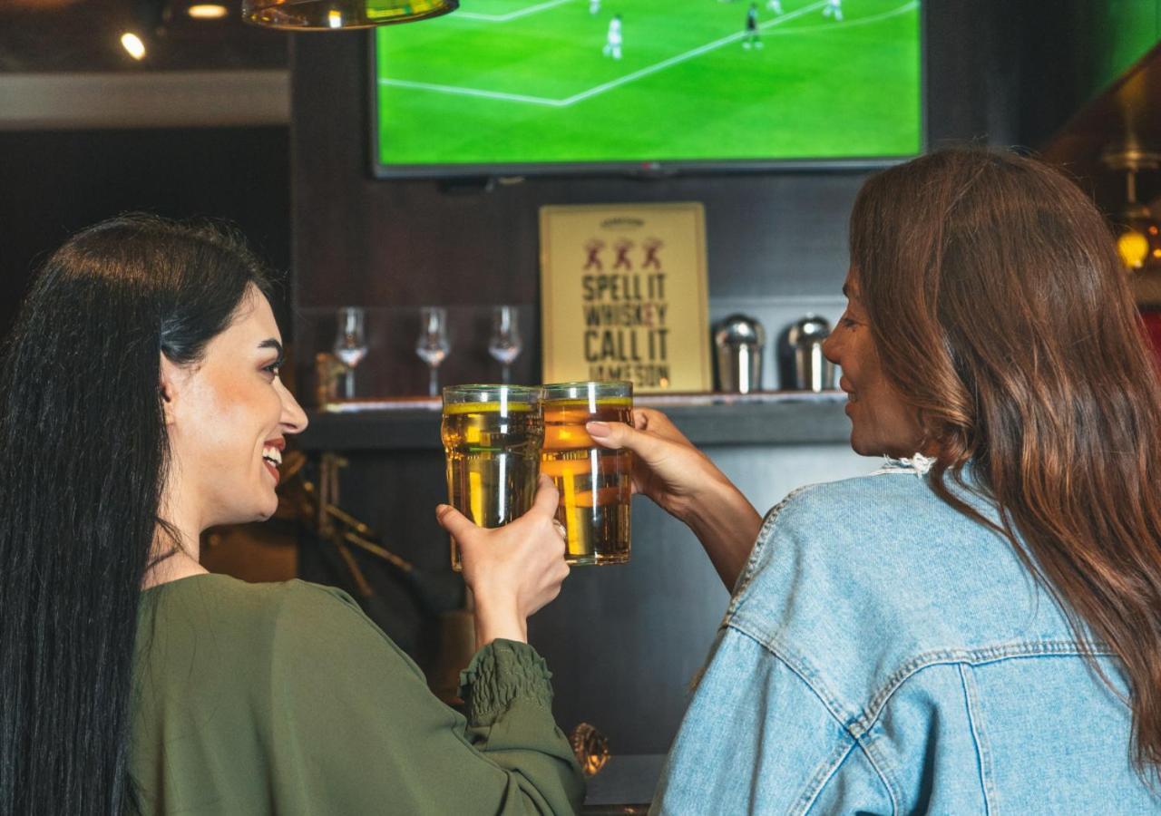 City Centre Rotana דוחה מראה חיצוני תמונה Two women drinking beer