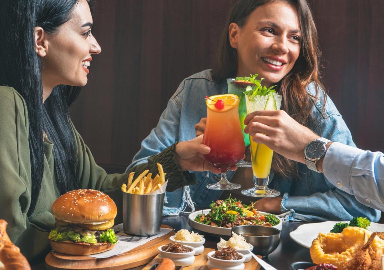 City Centre Rotana דוחה מראה חיצוני תמונה A meal at a restaurant