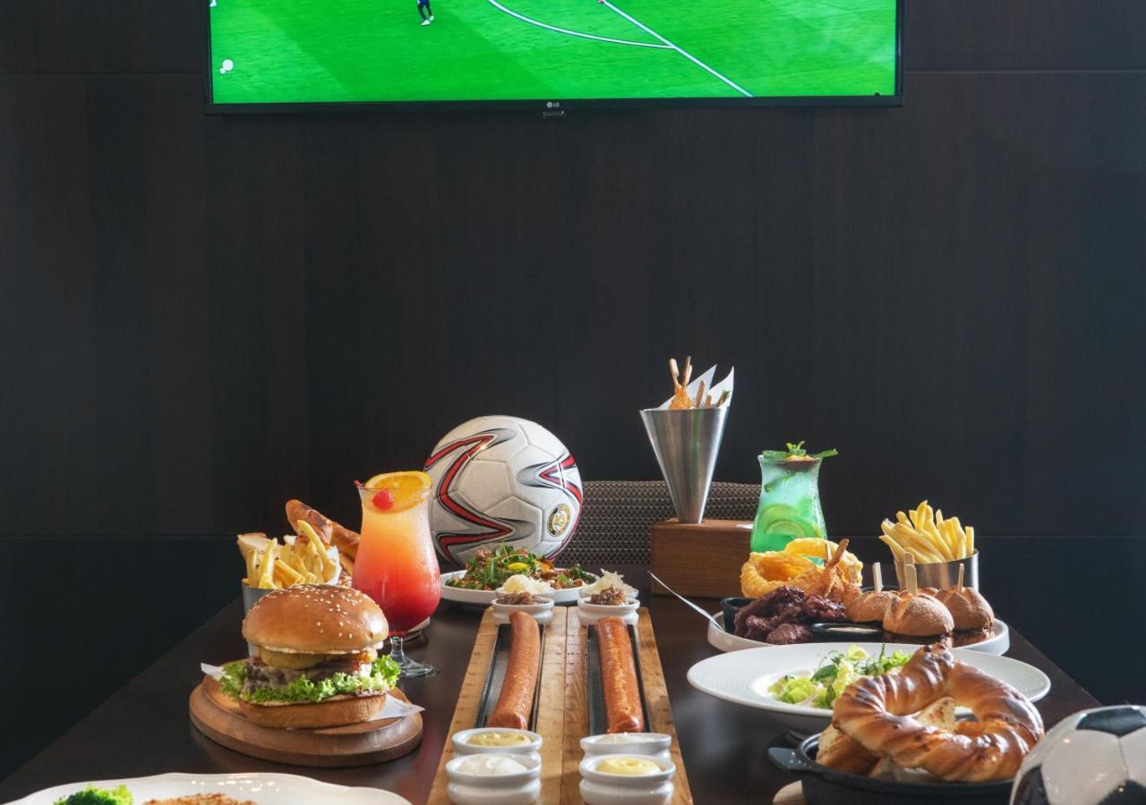 City Centre Rotana דוחה מראה חיצוני תמונה A typical sports bar menu