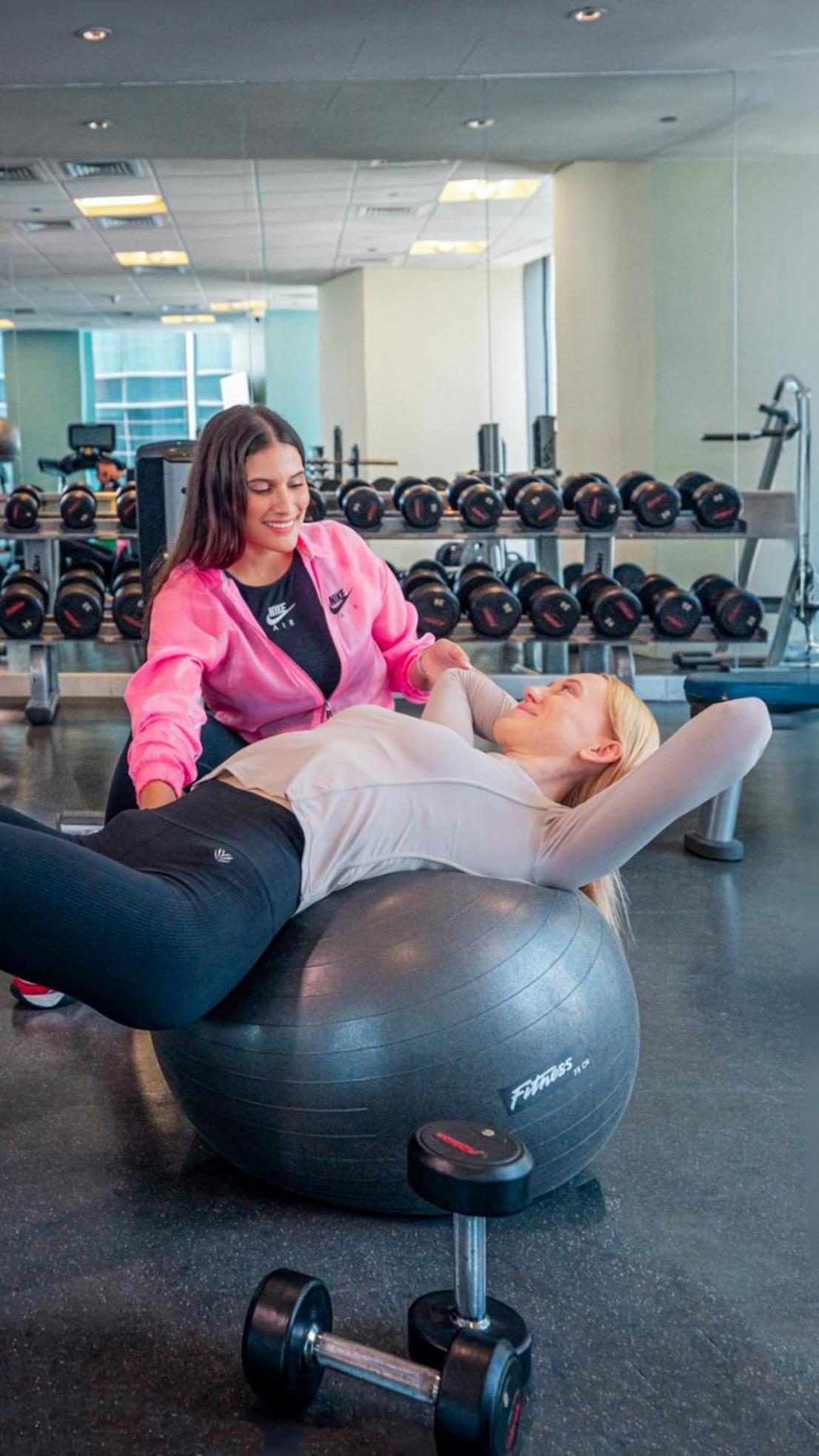 City Centre Rotana דוחה מראה חיצוני תמונה A personal trainer working with a client
