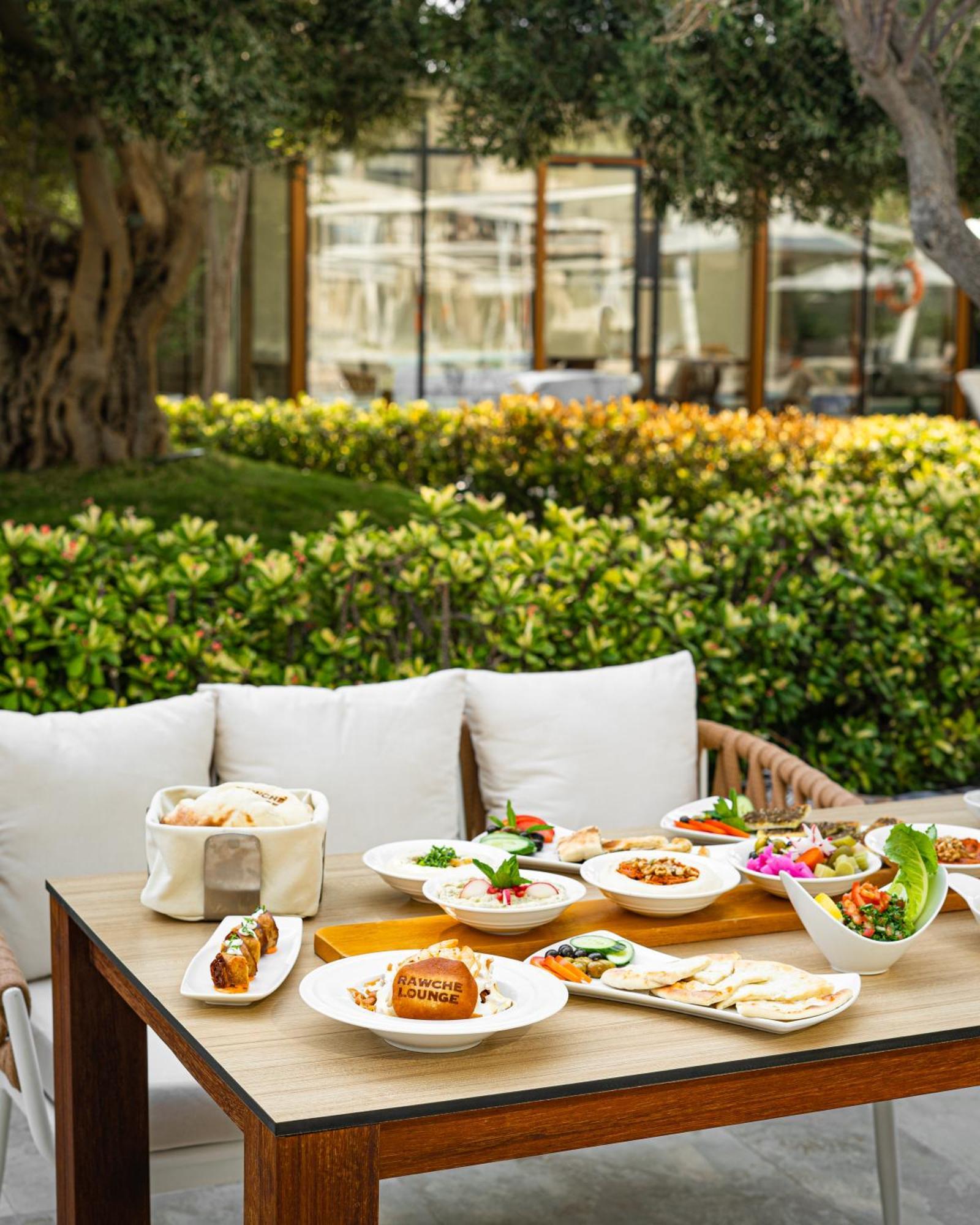 City Centre Rotana דוחה מראה חיצוני תמונה A selection of dishes at the restaurant