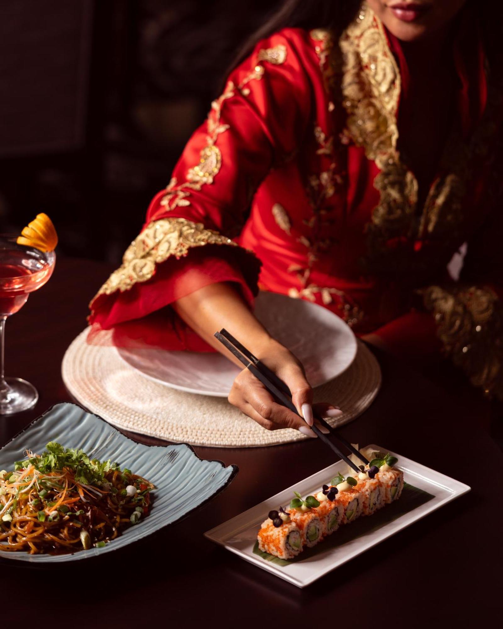 City Centre Rotana דוחה מראה חיצוני תמונה A woman using chopsticks